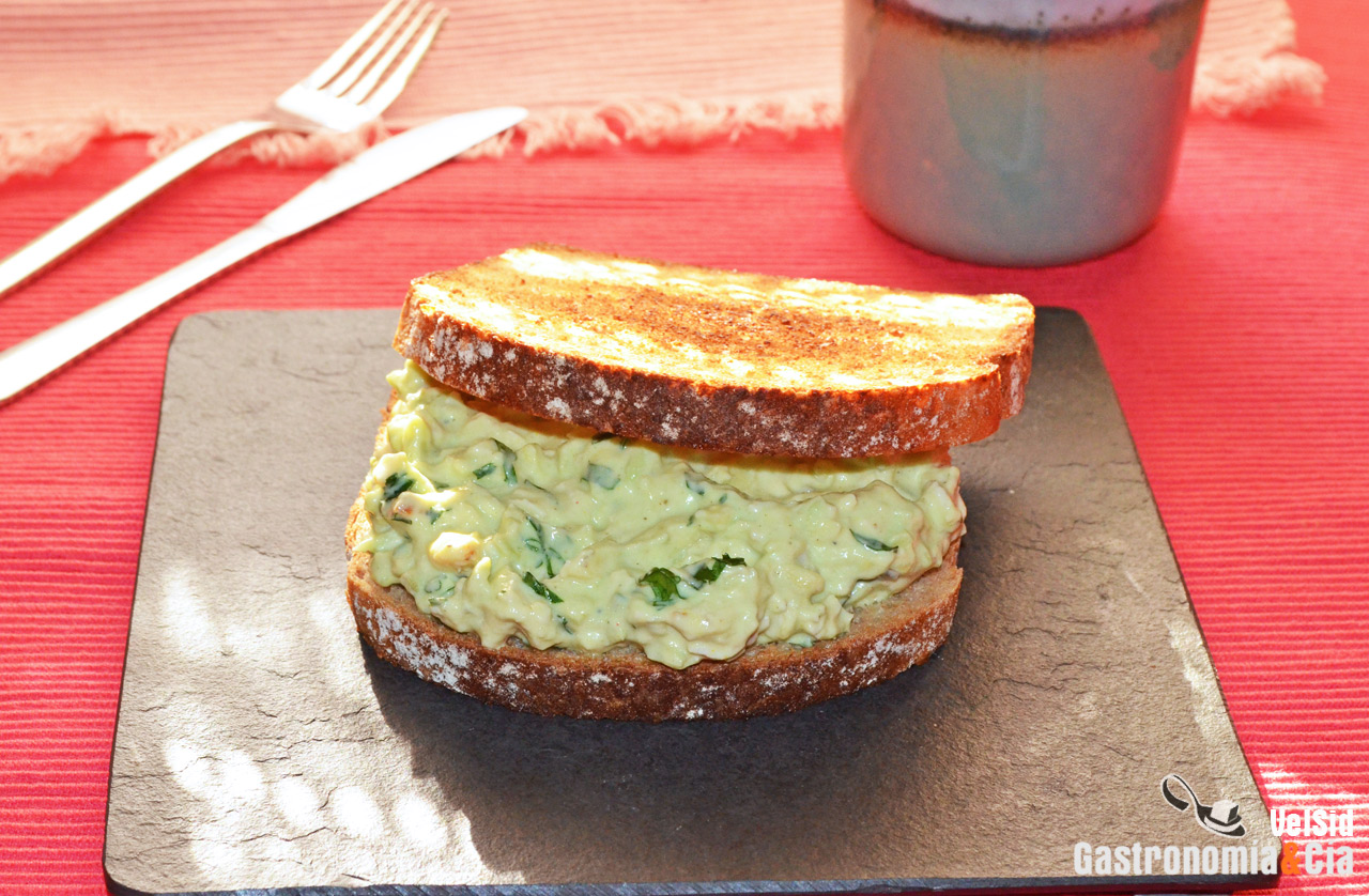 Sándwich de pollo y aguacate, un desayuno de aprovecham