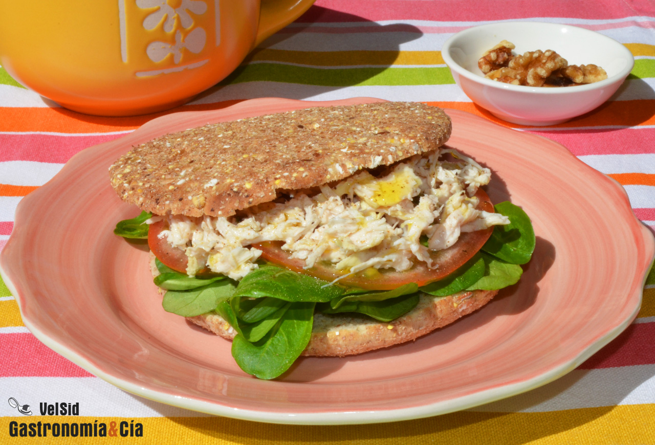 Sándwich de pollo desmechado con tomate y canónigos