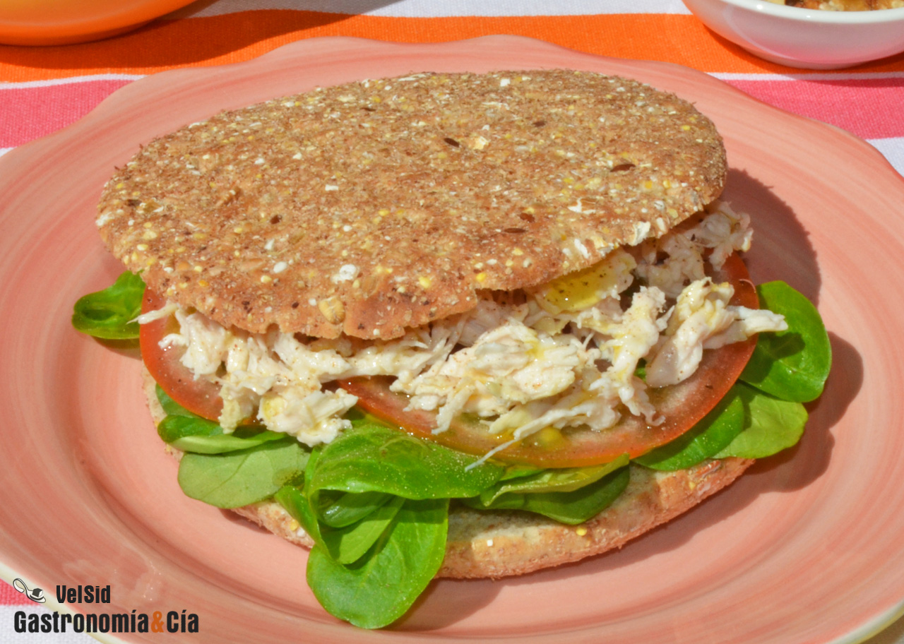 Sándwich de pollo desmechado con tomate y canónigos