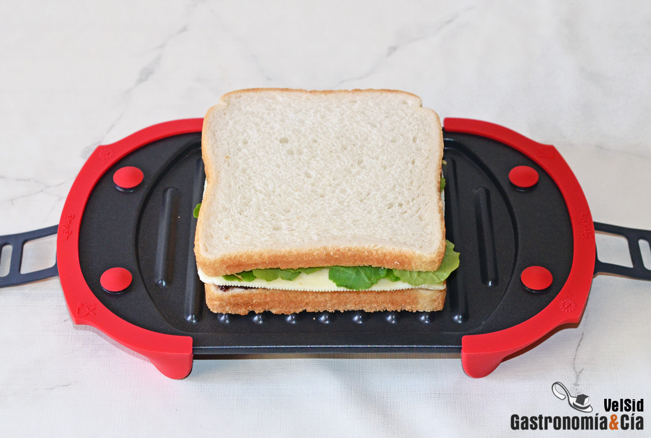 Sándwich caliente de queso, mermelada de arándanos y br