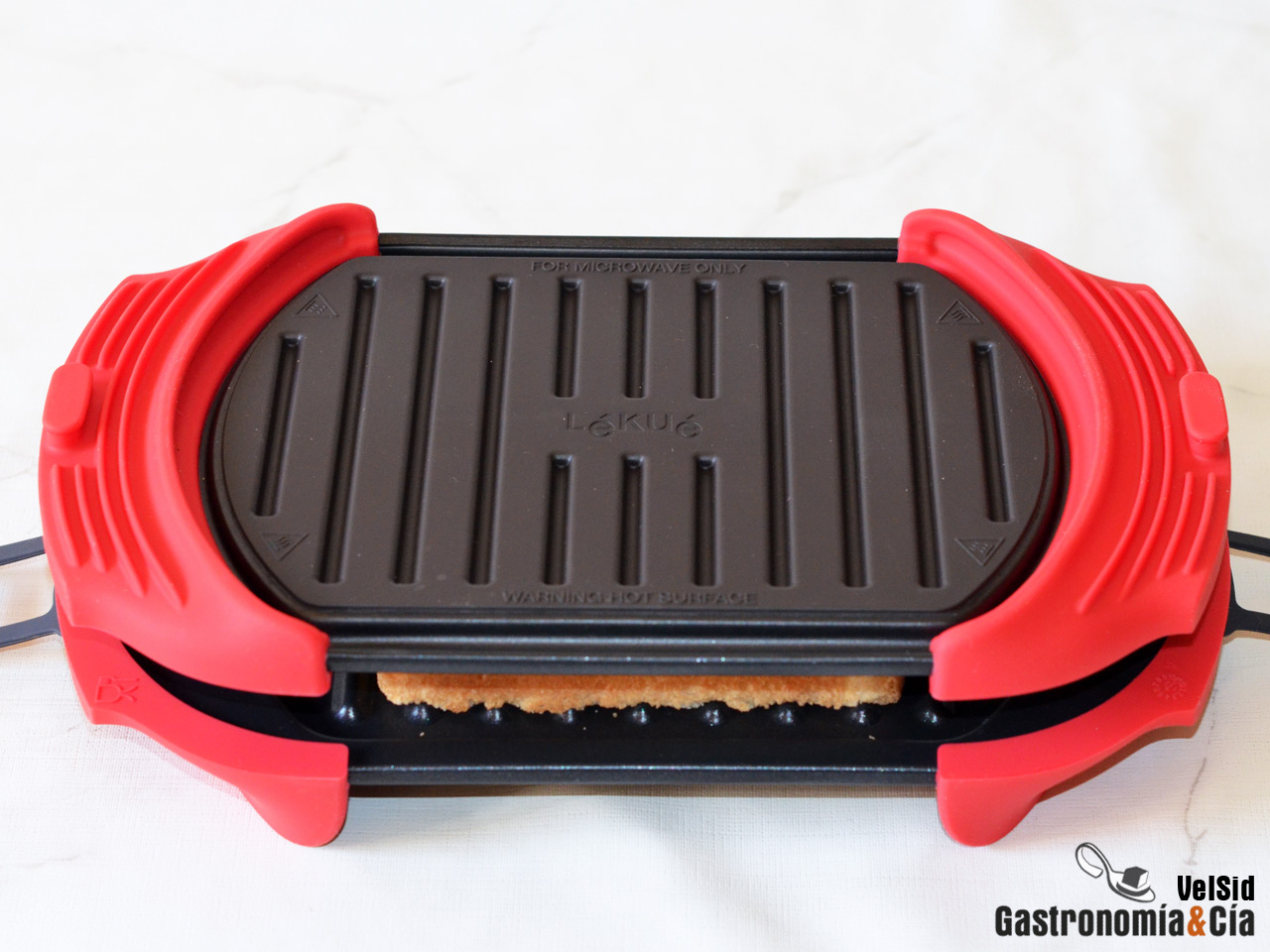 Sándwich caliente de queso, mermelada de arándanos y br