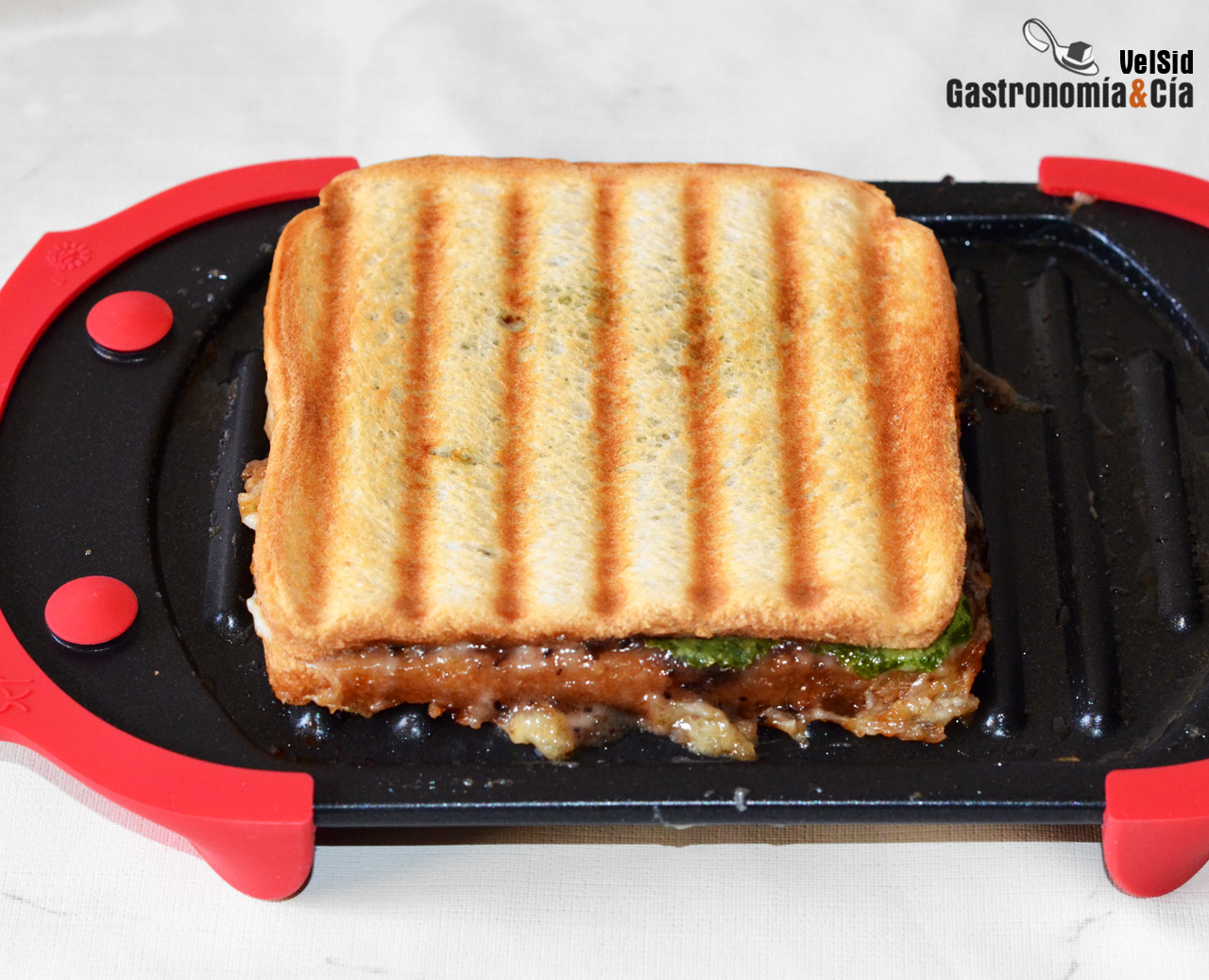 Sándwich caliente de queso, mermelada de arándanos y br