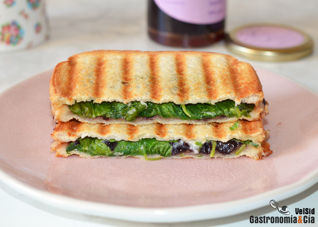 Sándwich caliente de queso, mermelada de arándanos y br