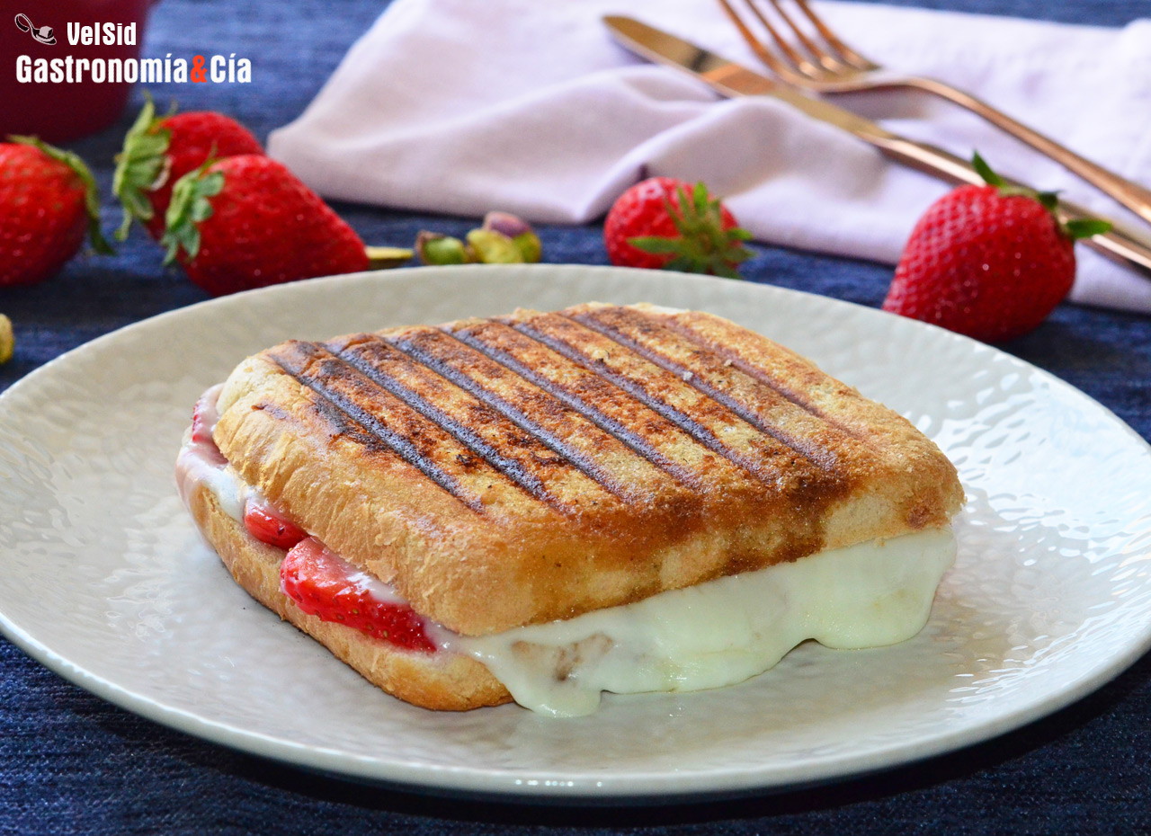 Sándwich de fresas con queso a la parrilla