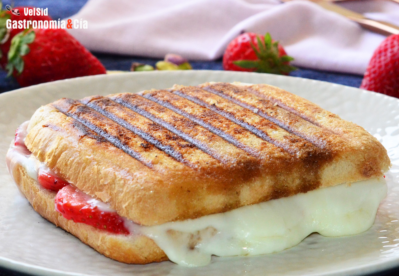 Sándwich de fresas con queso a la parrilla