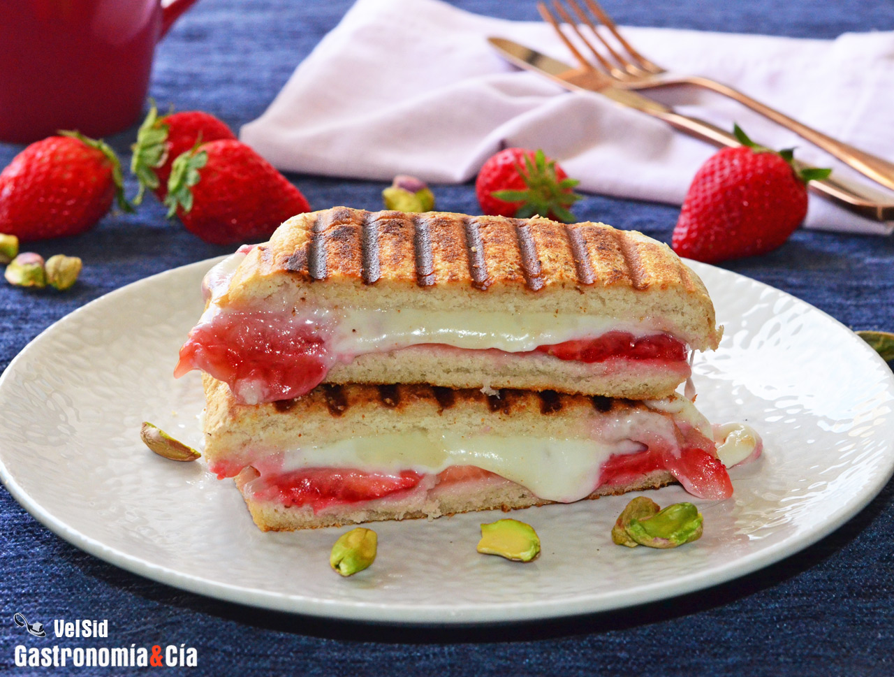 Sándwich de fresas con queso a la parrilla