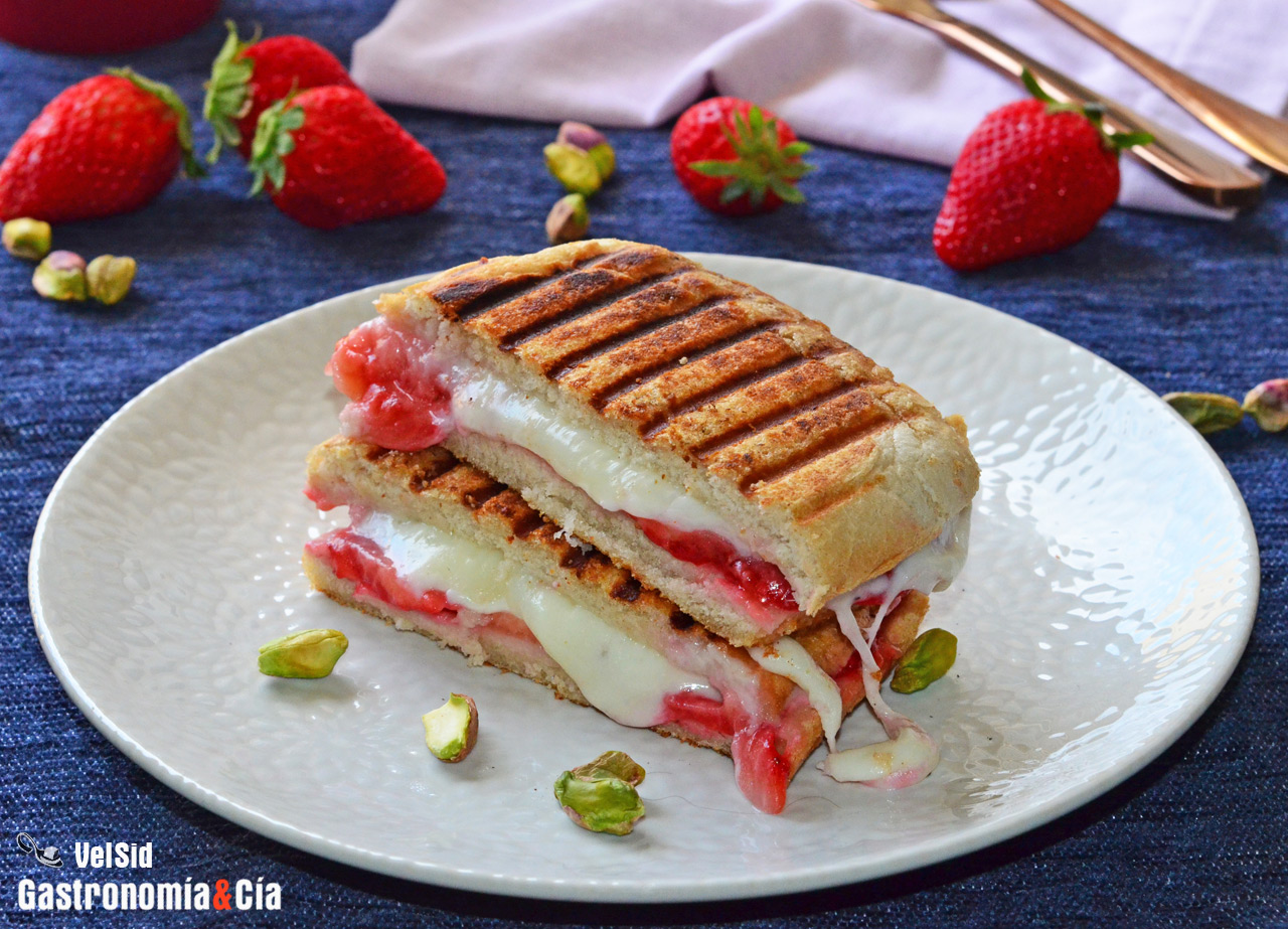 Sándwich de fresas con queso a la parrilla