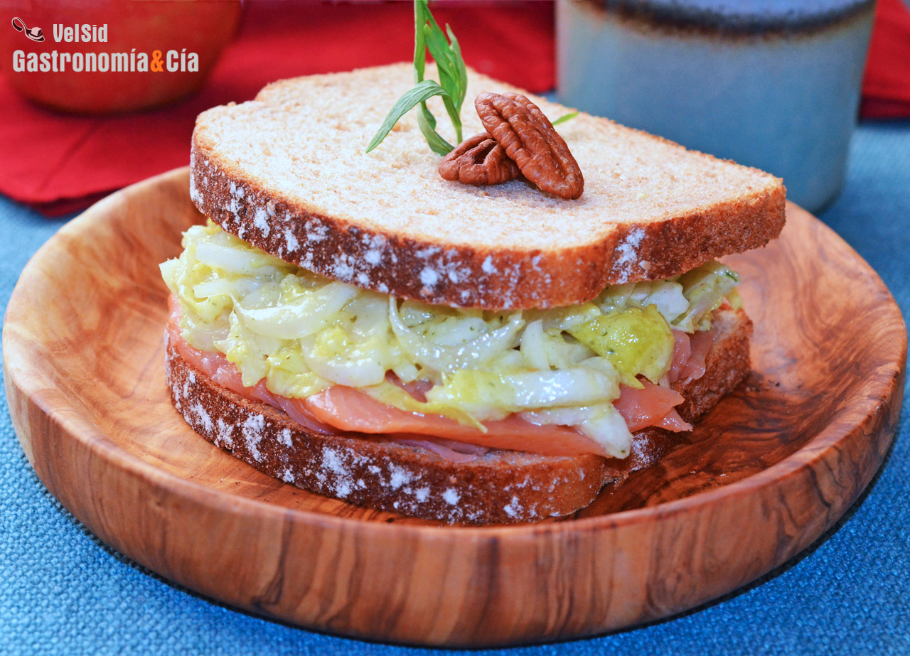 Sándwich de salmón y endibias con salsa de estragón