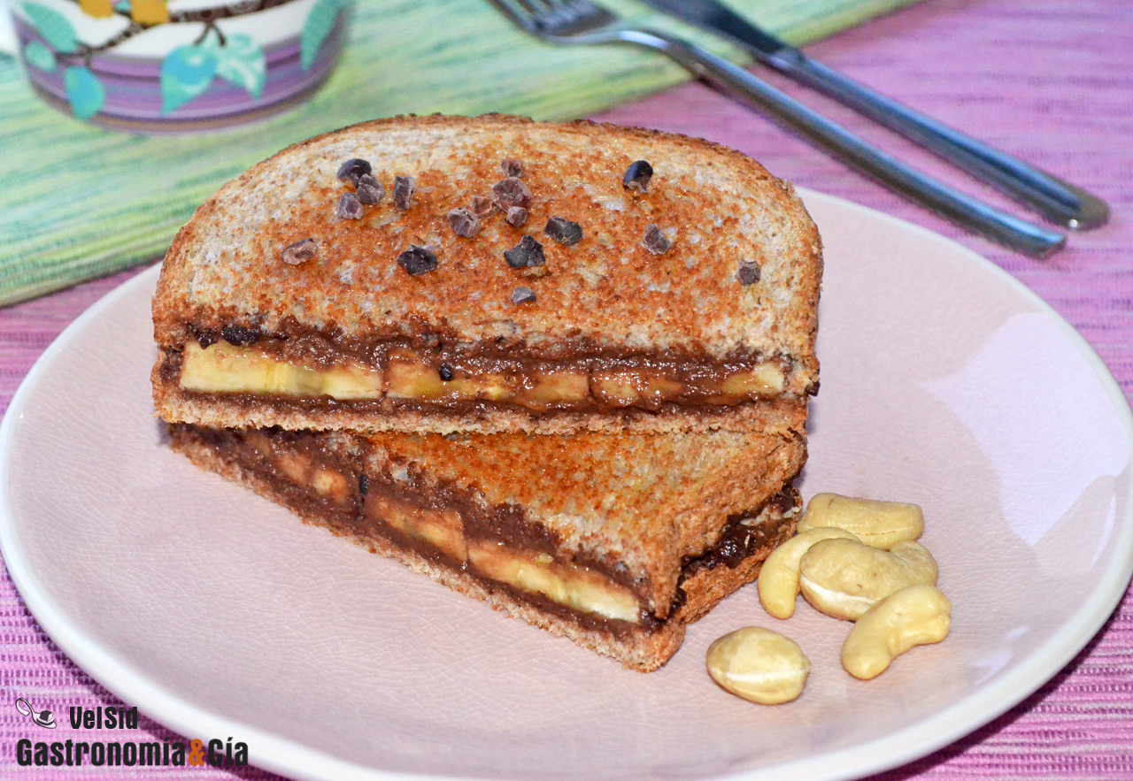 Sándwich tostado de crema de cacao y anacardos con plát