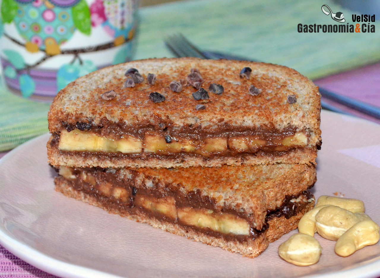Sándwich tostado de crema de cacao y anacardos con plát