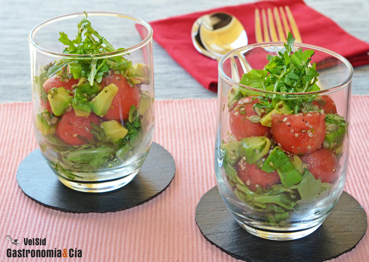 Sandía, aguacate, rúcula y semillas, una ensalada para 