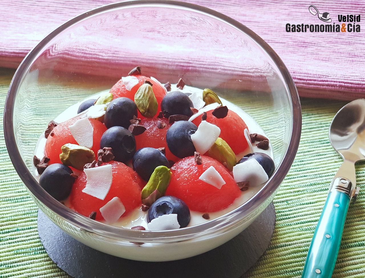 Sandía, arándanos y pistacho con yogur griego