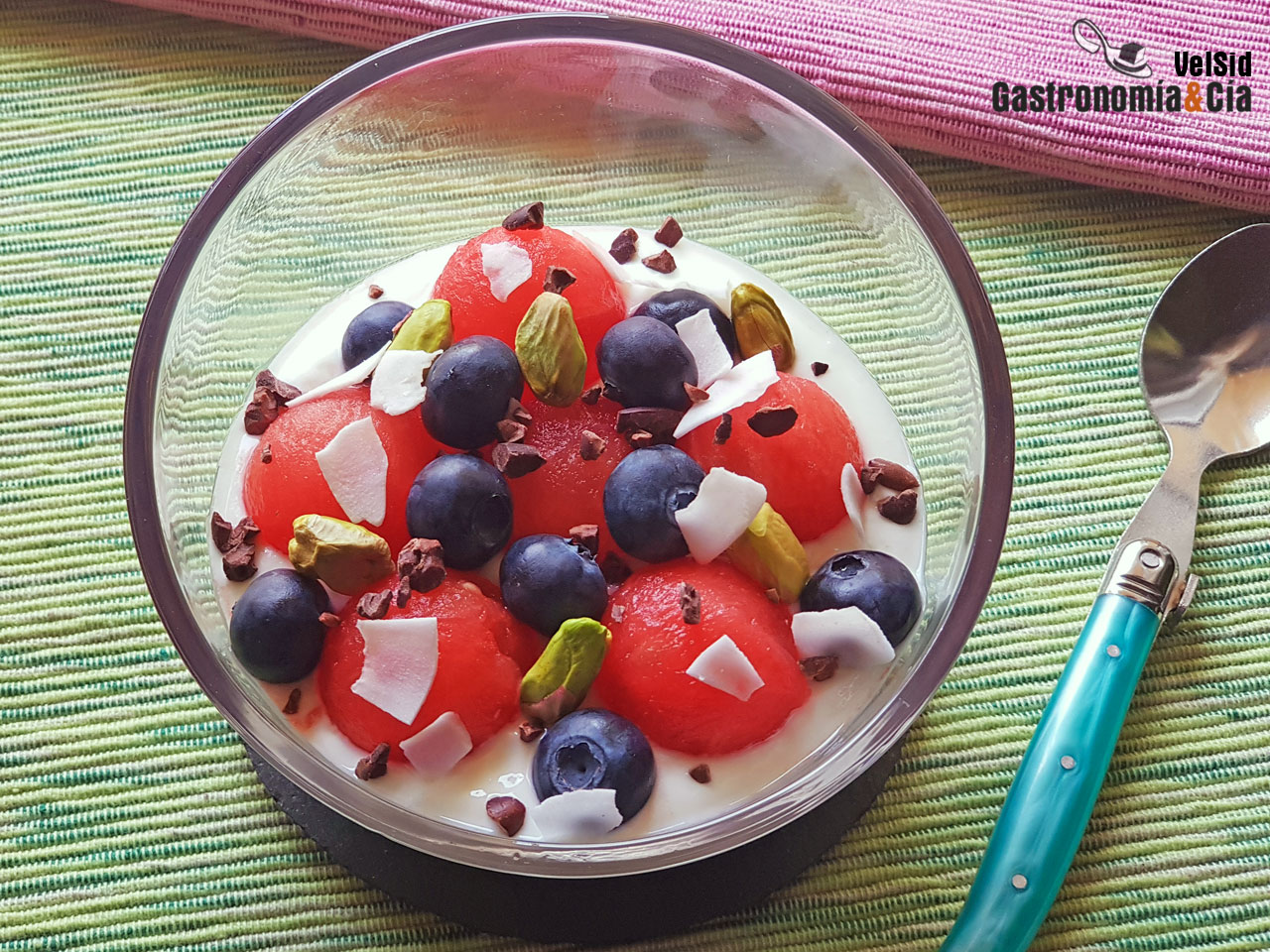 Sandía, arándanos y pistacho con yogur griego