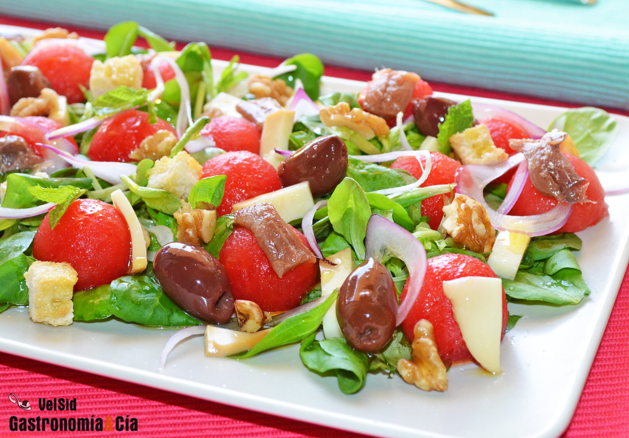 Ensalada de sandía, anchoas y queso ahumado