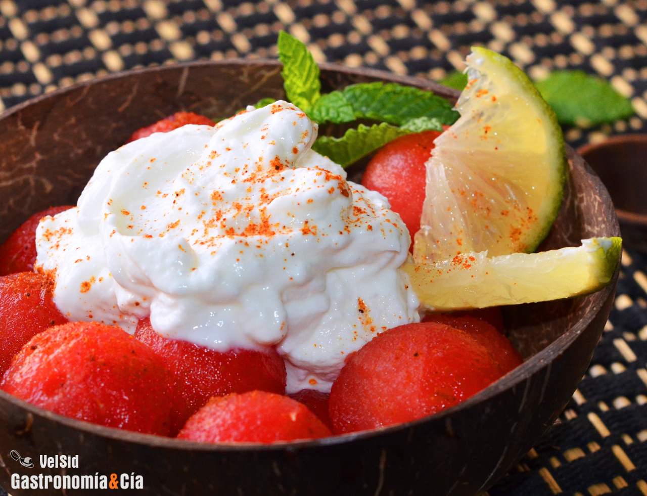 Sandía con yogur de cabra y sriracha con lima, el aperi