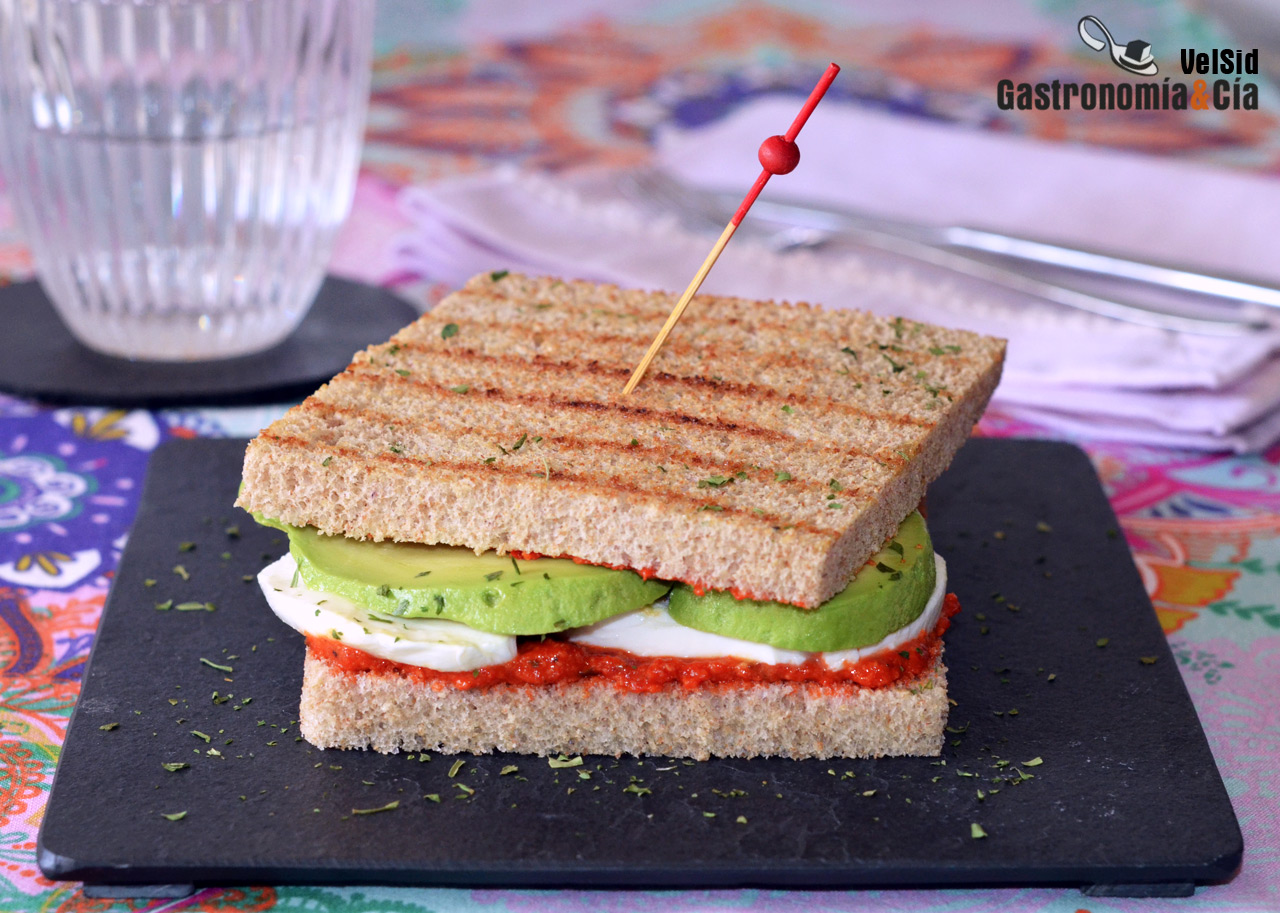 Sándwich de aguacate, mozzarella y paté de pimientos as