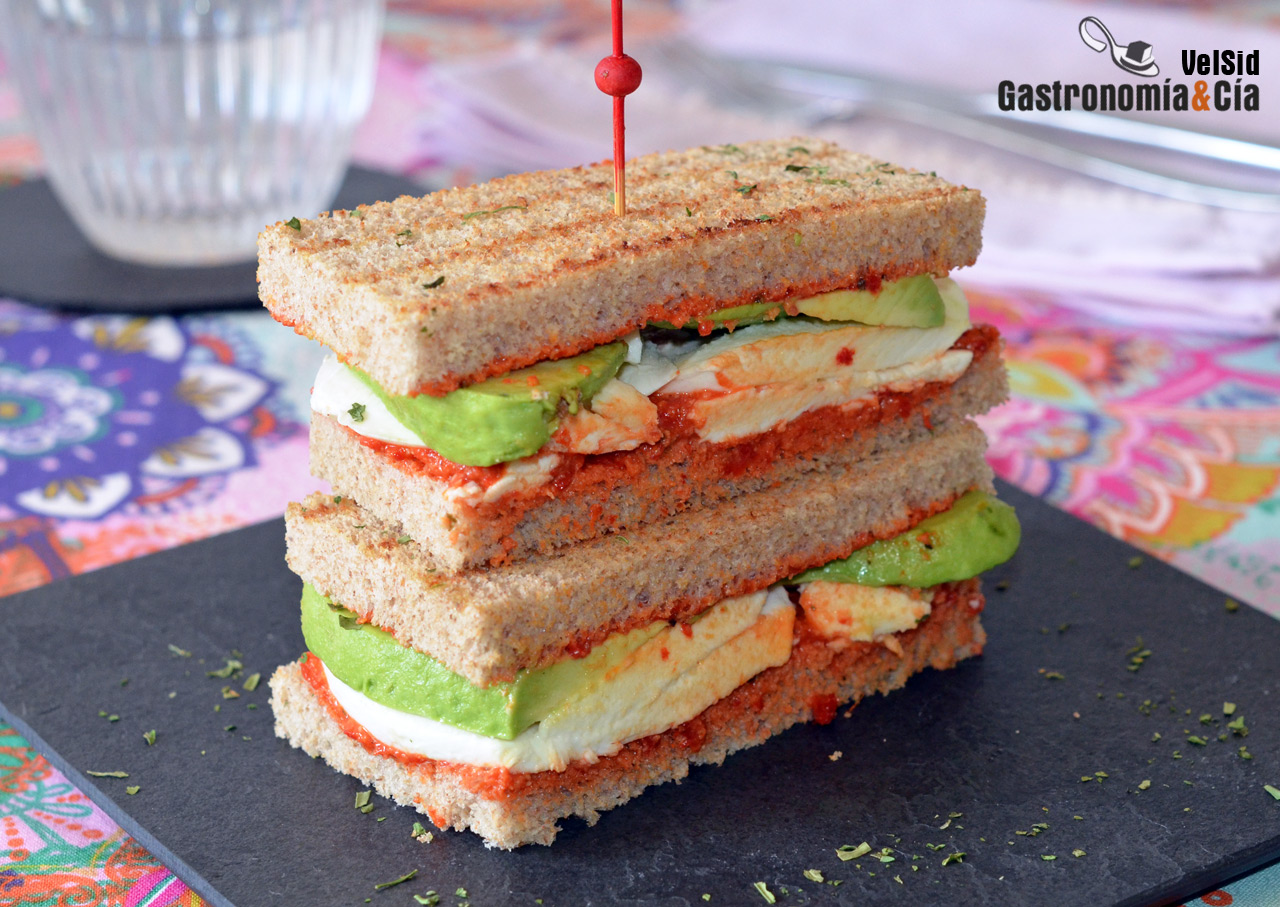 Sándwich de aguacate, mozzarella y paté de pimientos as