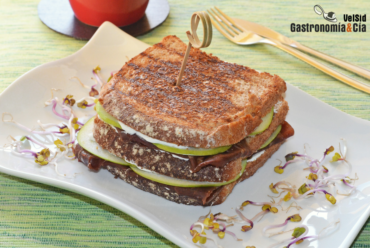 Sándwich caliente con cecina y manzana verde, un bocado