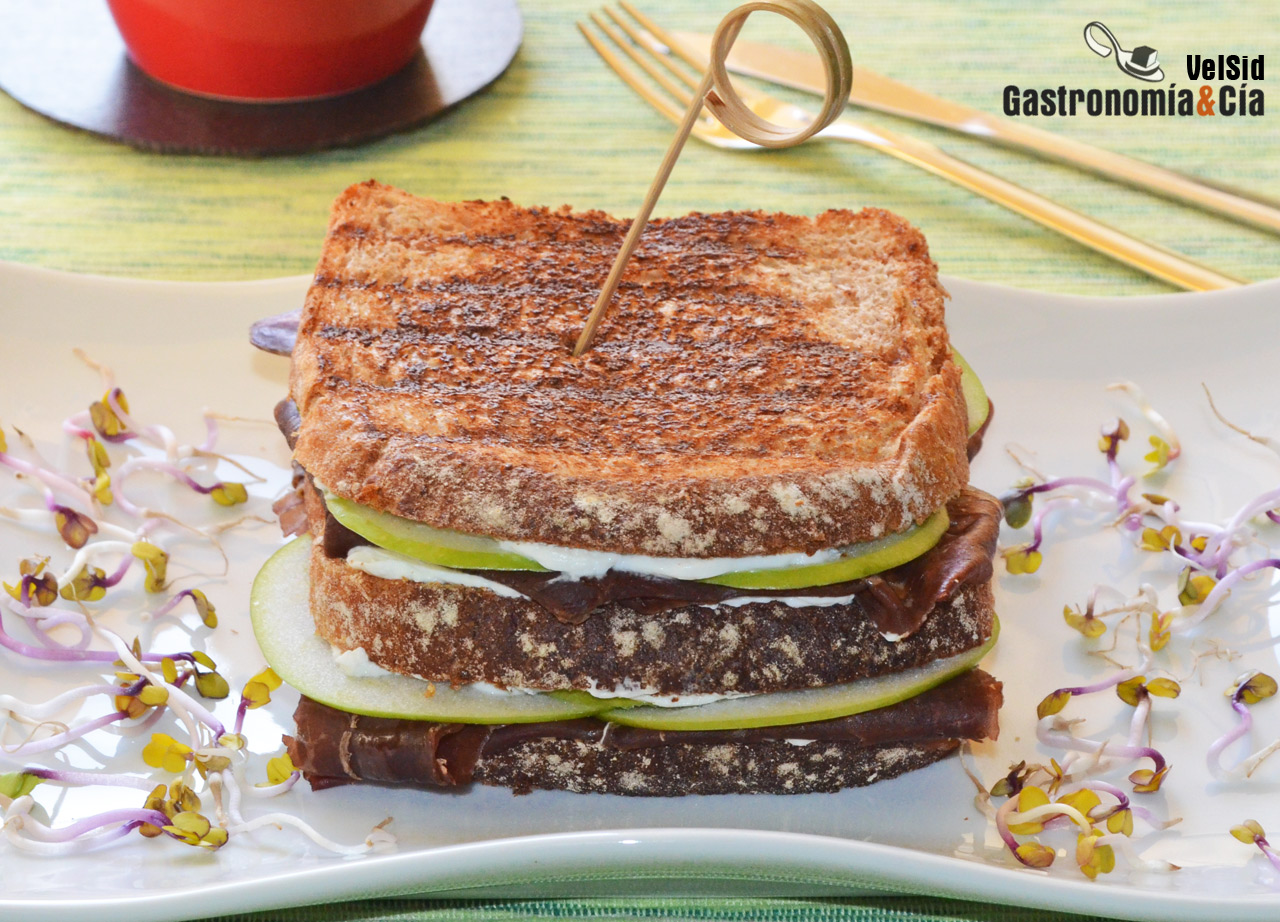 Sándwich caliente con cecina y manzana verde, un bocado
