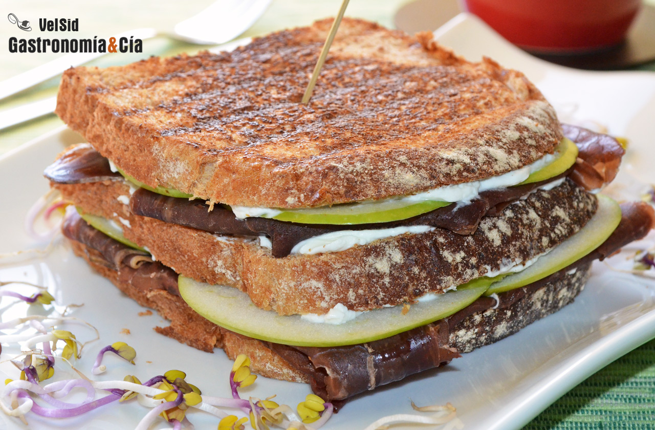 Sándwich caliente con cecina y manzana verde, un bocado
