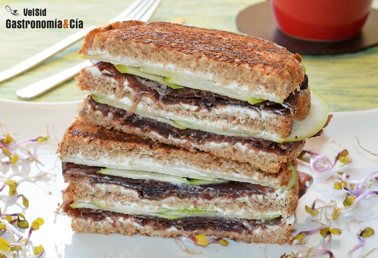 Sándwich caliente con cecina y manzana verde, un bocado