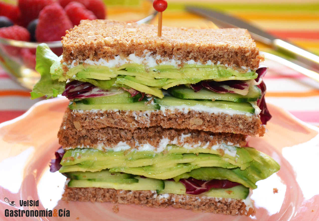 Sándwich de centeno con pepino y aguacate