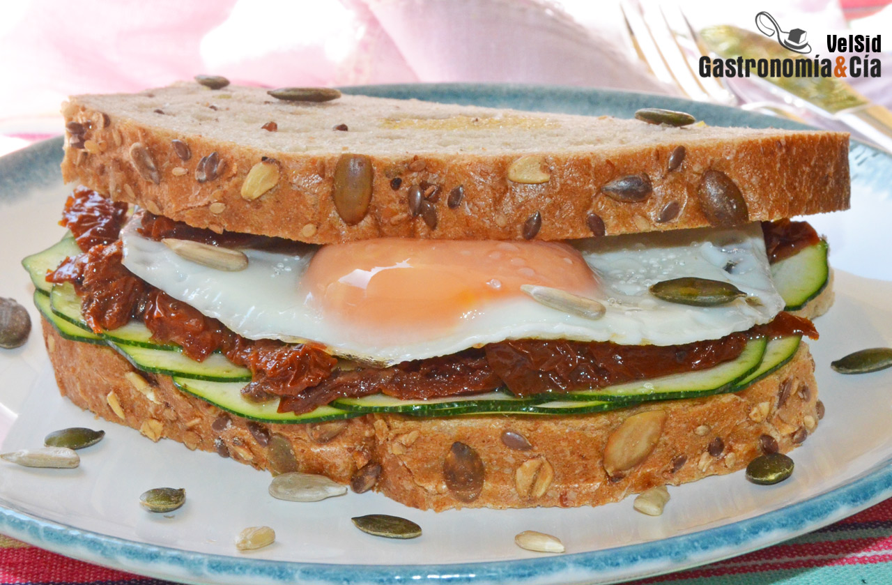 Sándwich de huevo, calabacín y tomate seco en aceite