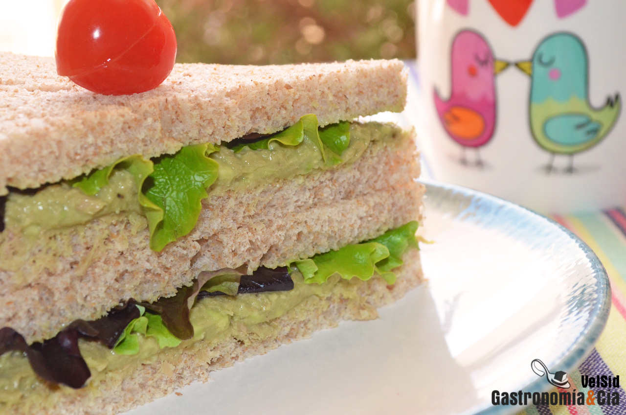 Sándwich de atún y aguacate