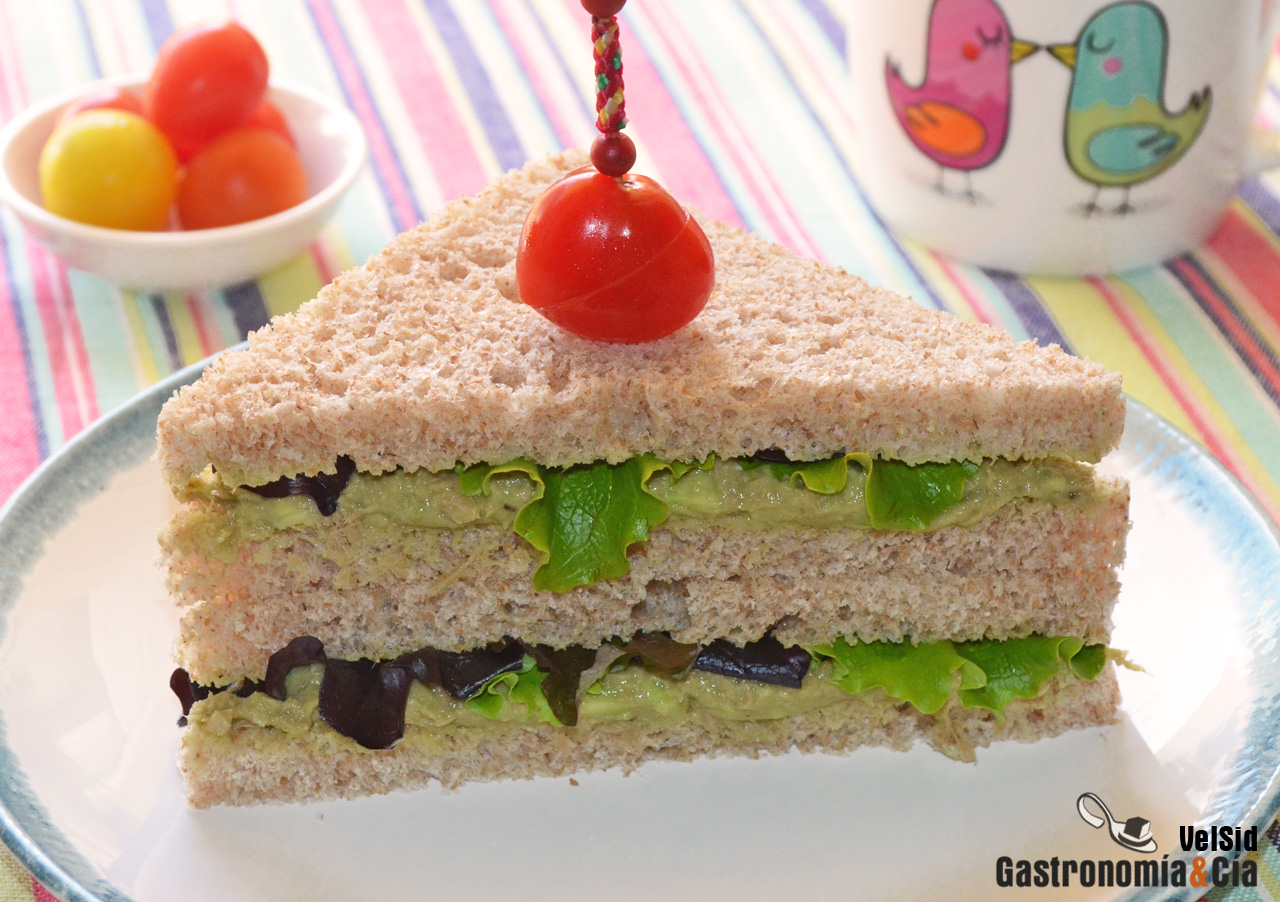 Sándwich de atún y aguacate