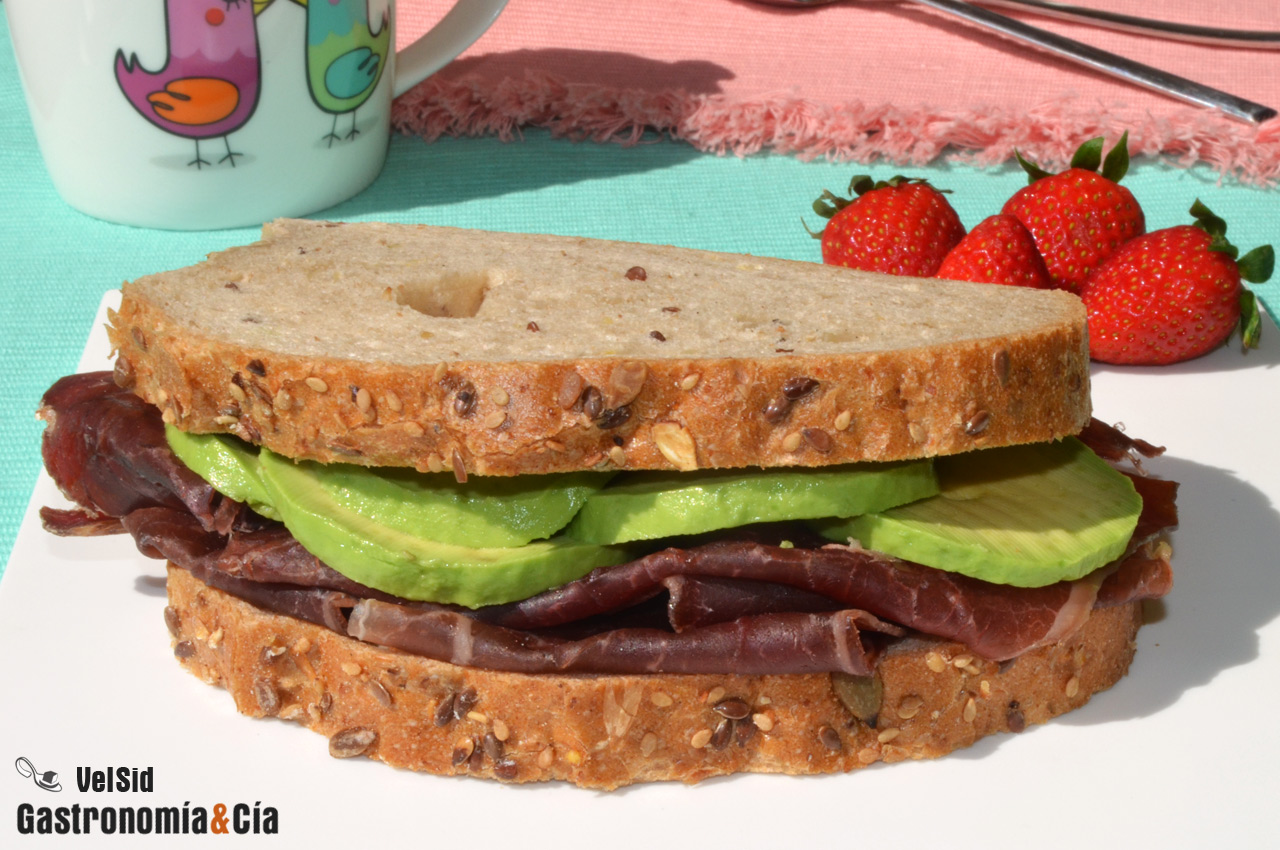 Sándwich integral de cecina y aguacate