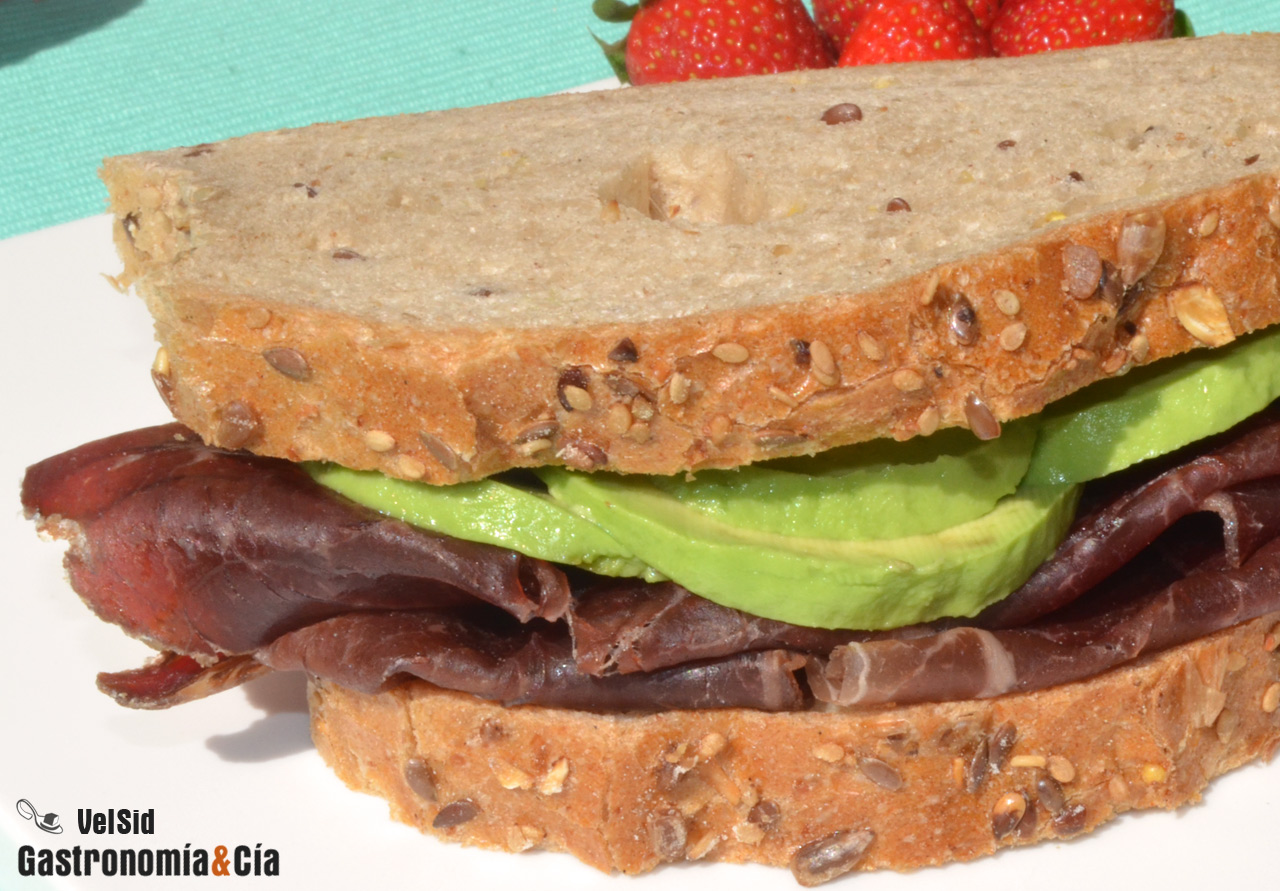 Sándwich integral de cecina y aguacate