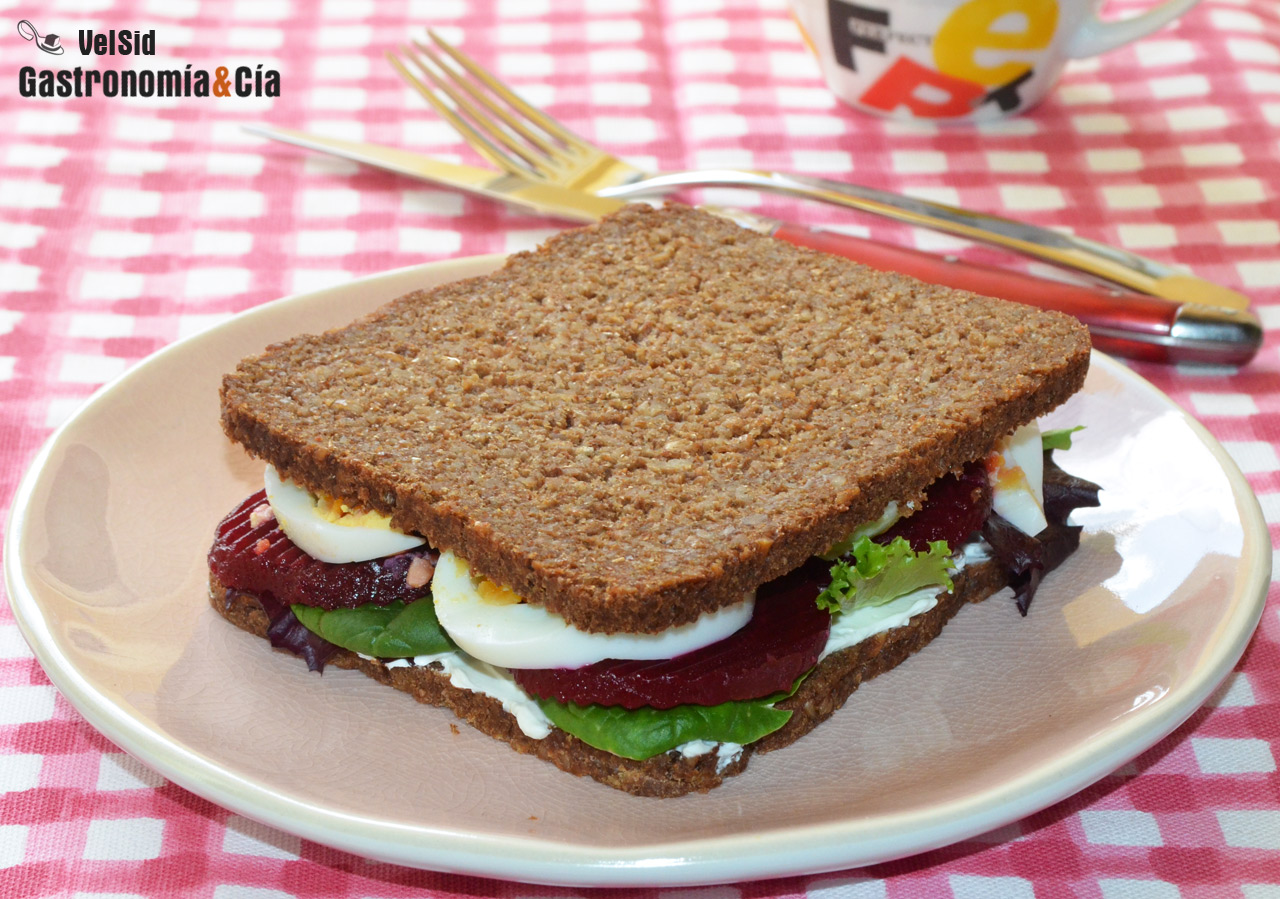 Sándwich de pan de centeno con huevo duro y remolacha