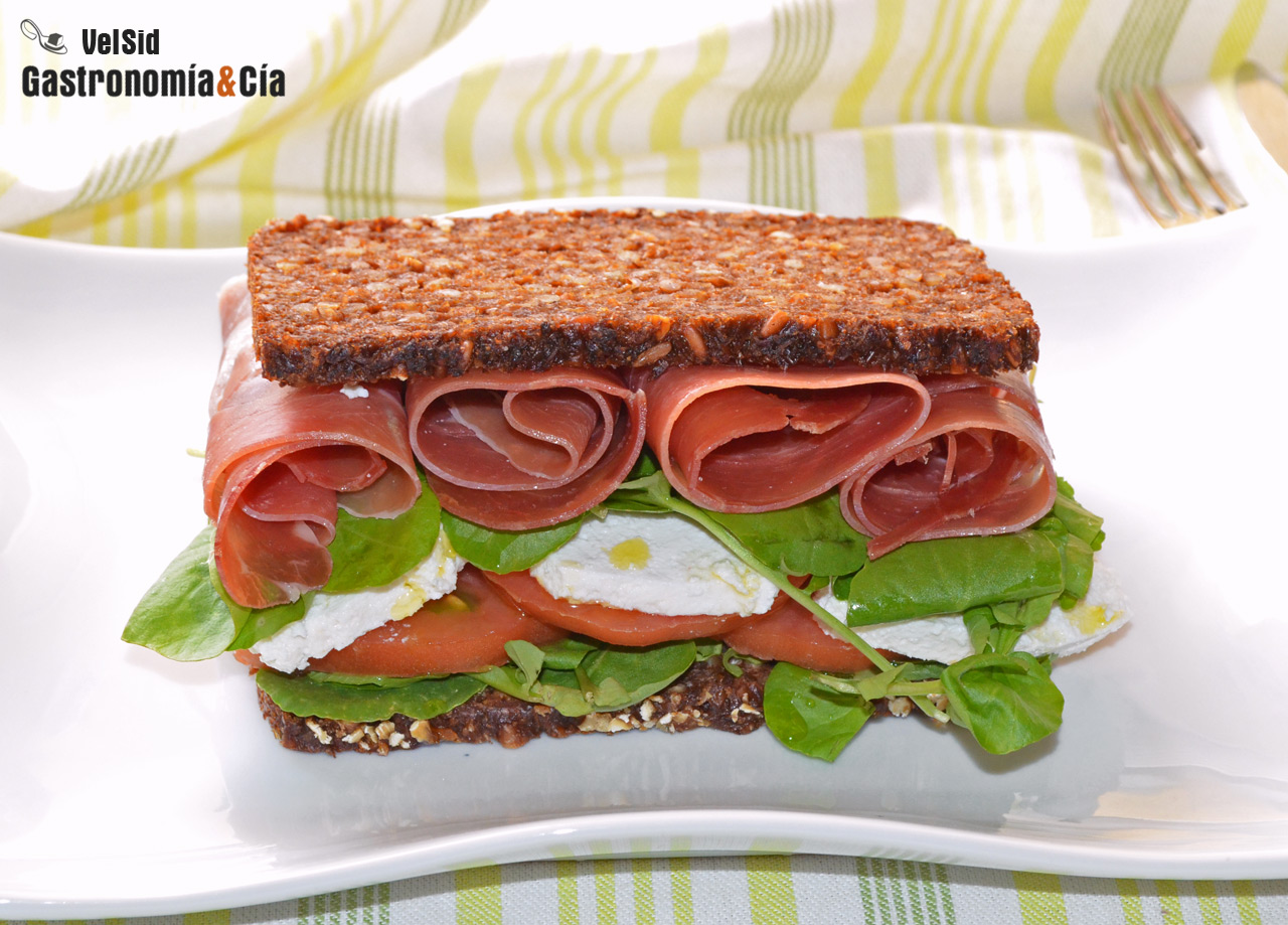 Sándwich de jamón serrano, requesón y berros