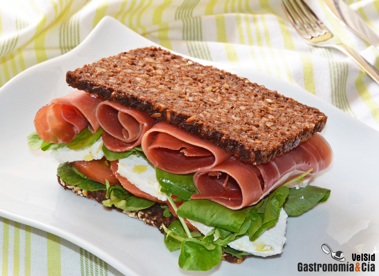 Sándwich de jamón serrano, requesón y berros