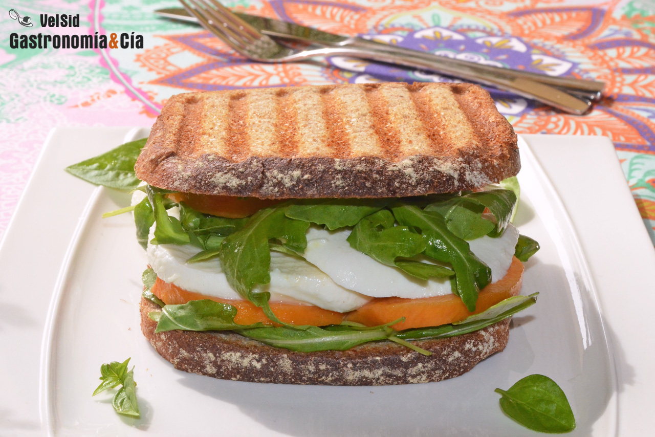 Sándwich de mozzarella, melocotón y albahaca