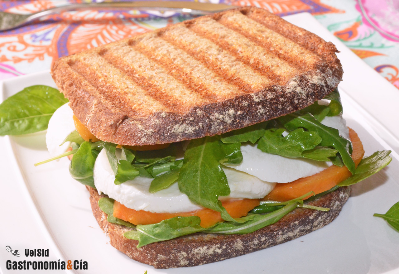 Sándwich de mozzarella, melocotón y albahaca