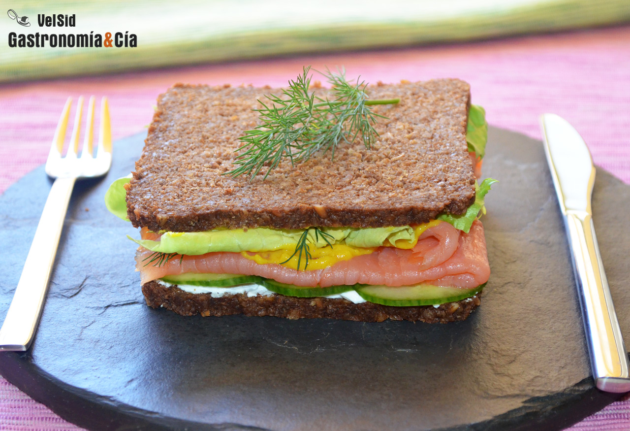 Sándwich de salmón, pepino y mostaza