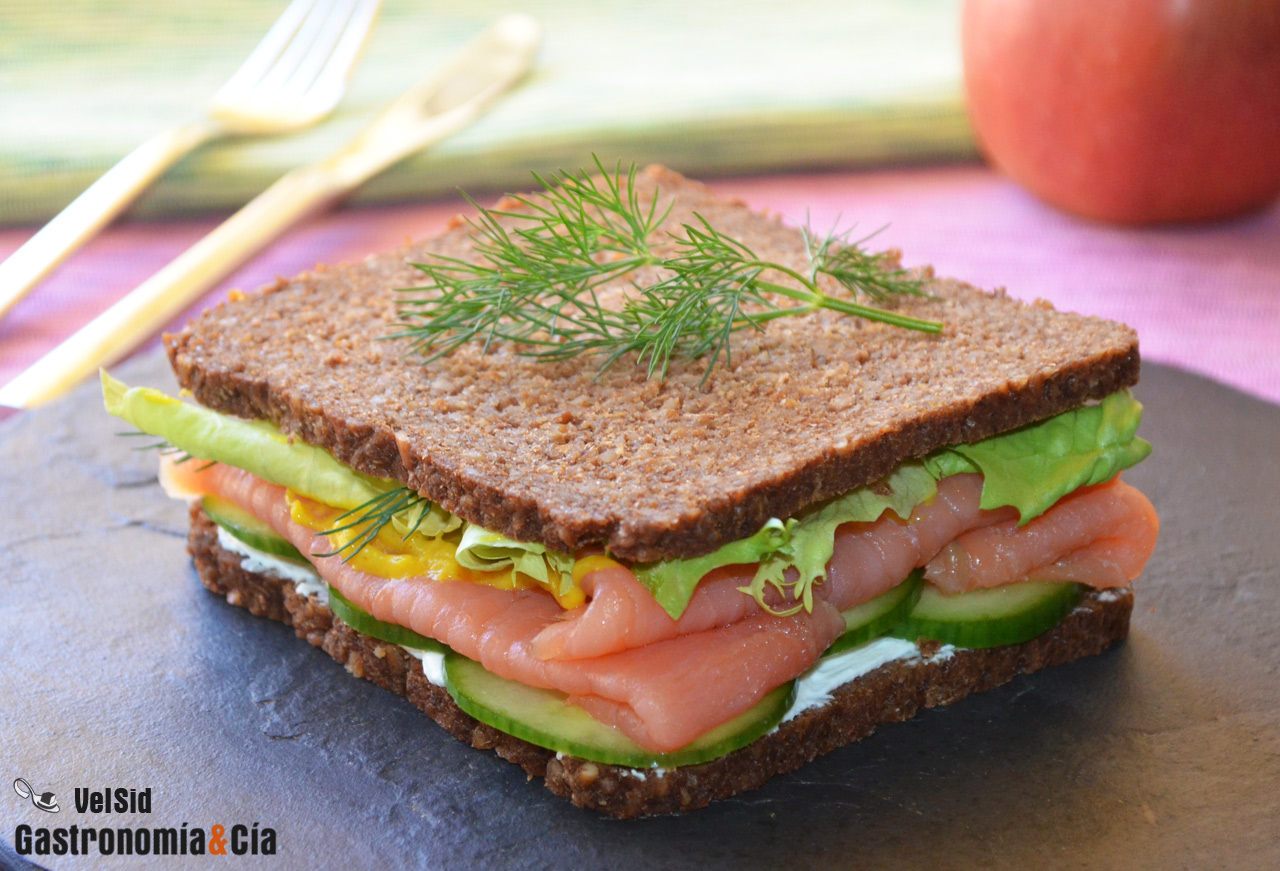 Sándwich de salmón, pepino y mostaza
