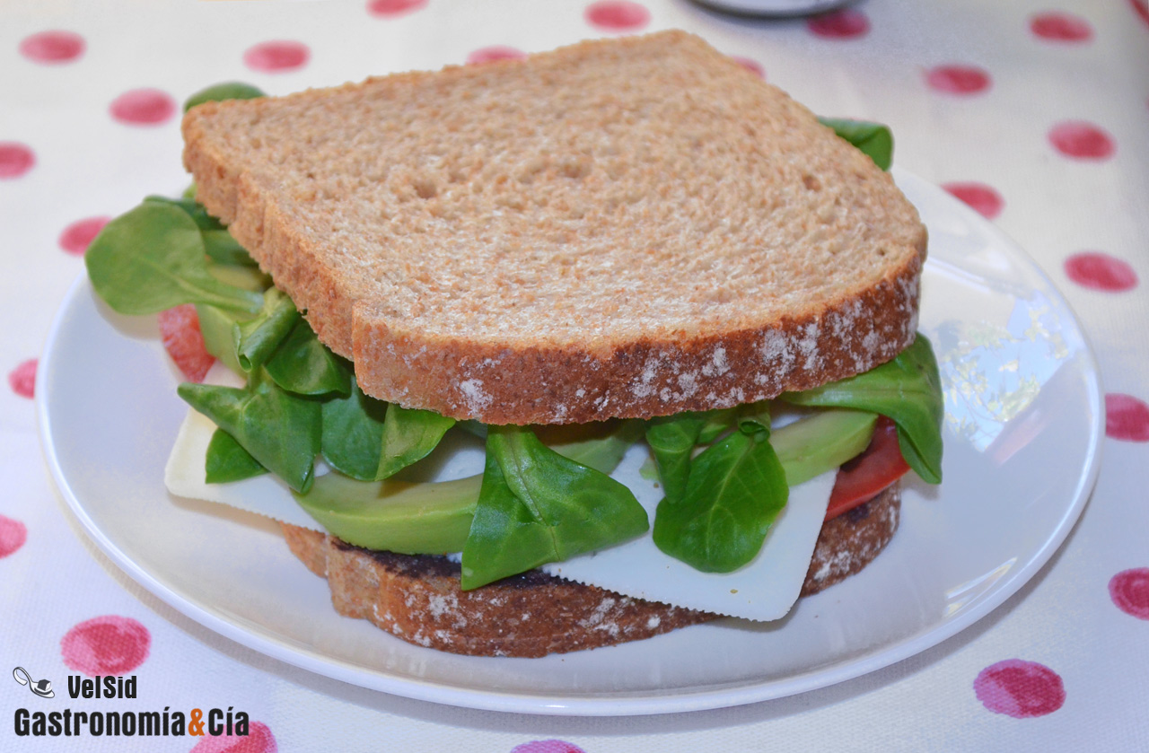 Sándwich de queso, aguacate y tapenade