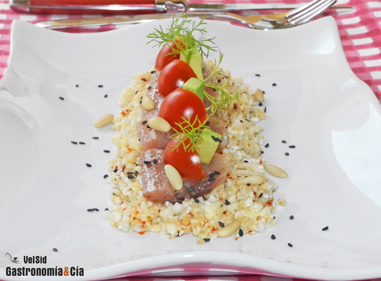 Cuscús de coliflor con sardina ahumada y piñones
