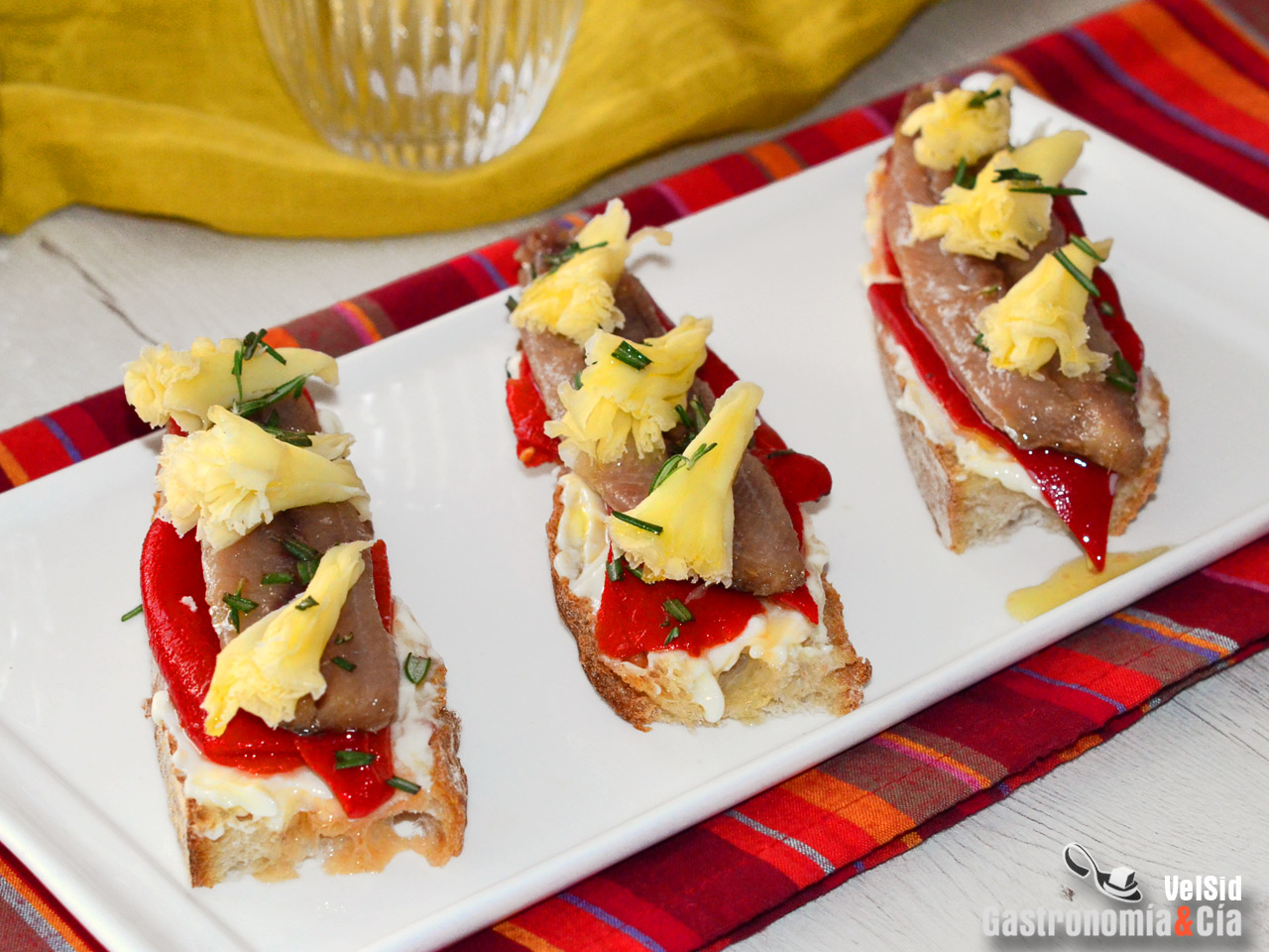 Tosta de sardina ahumada con pimiento del piquillo y qu