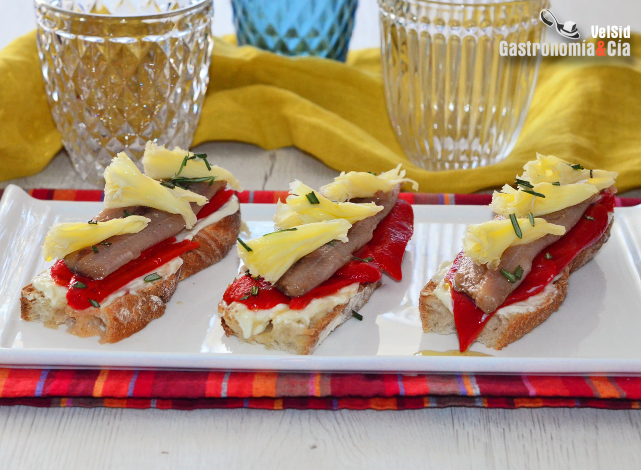 Tosta de sardina ahumada con pimiento del piquillo y qu
