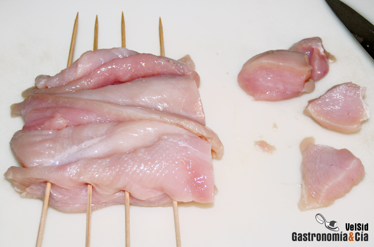 Brochetas de pollo con salsa satay