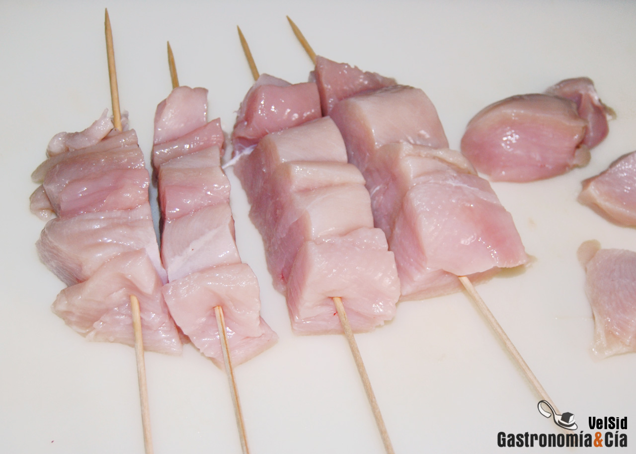 Brochetas de pollo con salsa satay