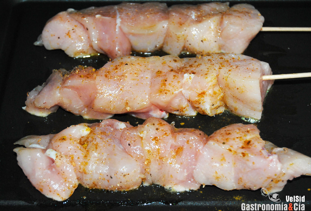 Brochetas de pollo con salsa satay