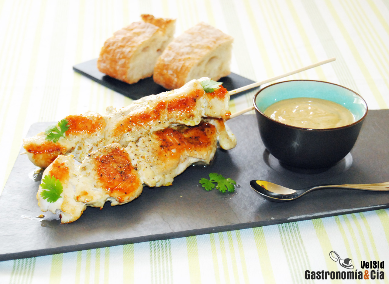 Brochetas de pollo con salsa satay