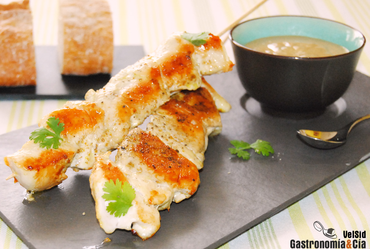 Brochetas de pollo con salsa satay