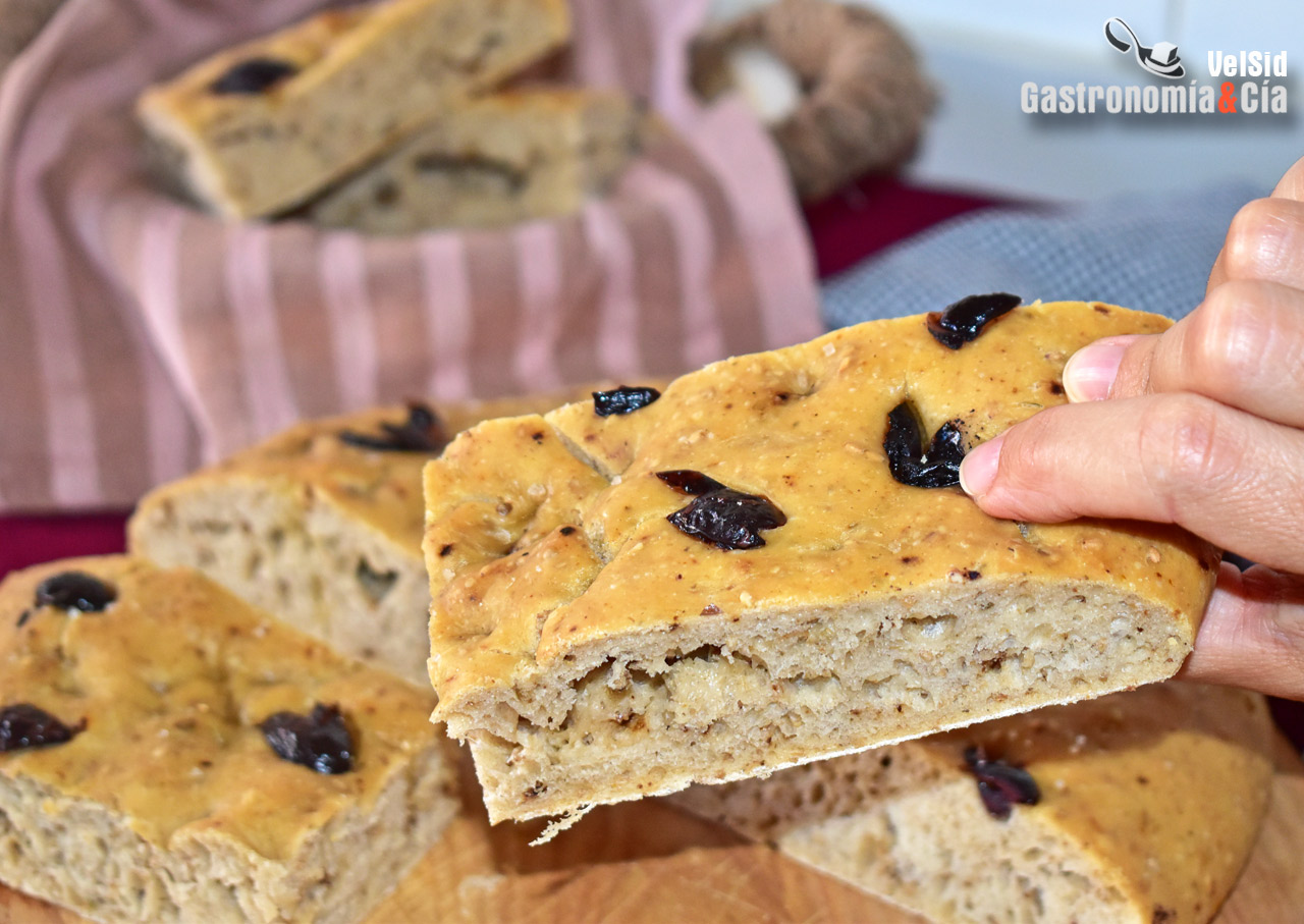 Schiacciata con aceitunas, tomate y hierbas aromáticas