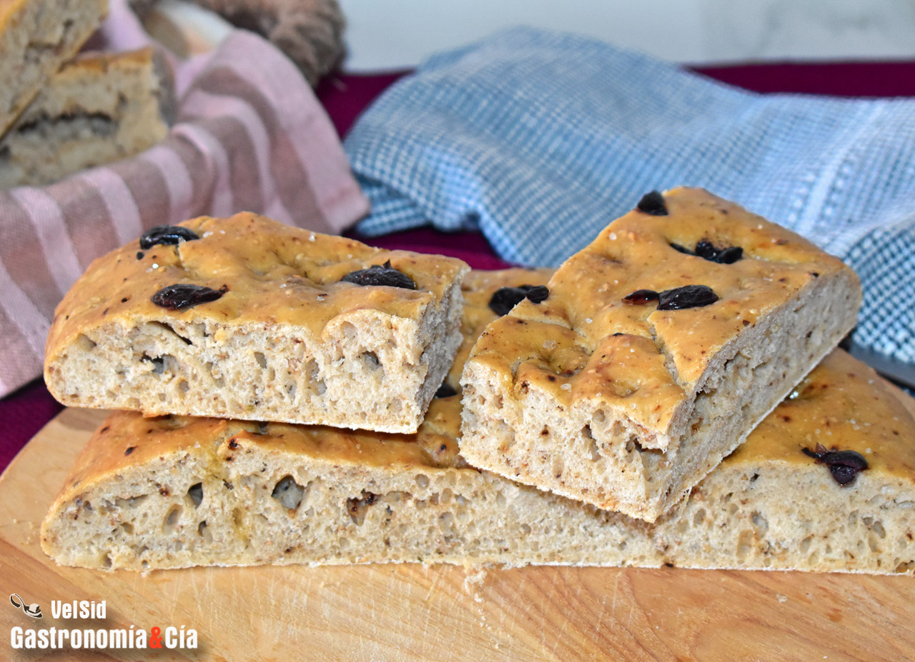 Schiacciata con aceitunas, tomate y hierbas aromáticas