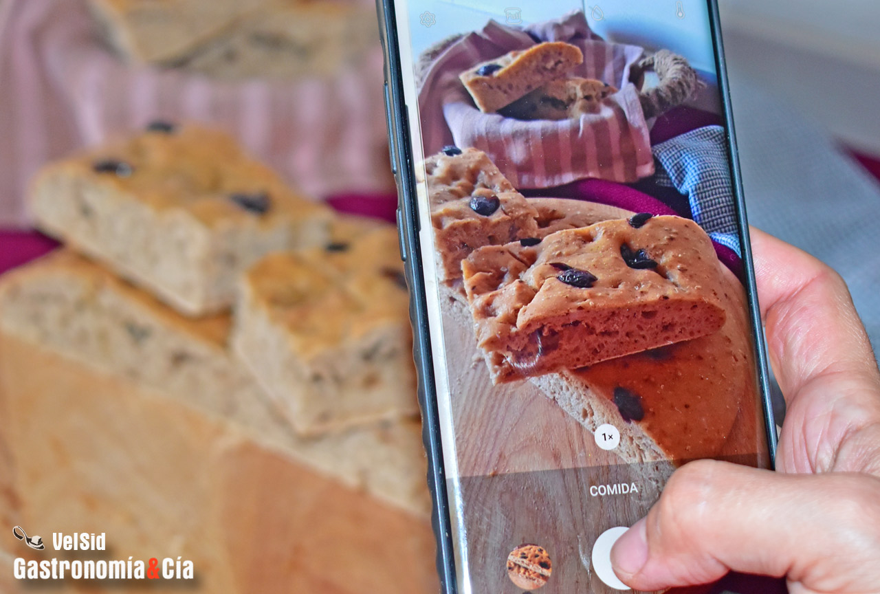 Schiacciata con aceitunas, tomate y hierbas aromáticas